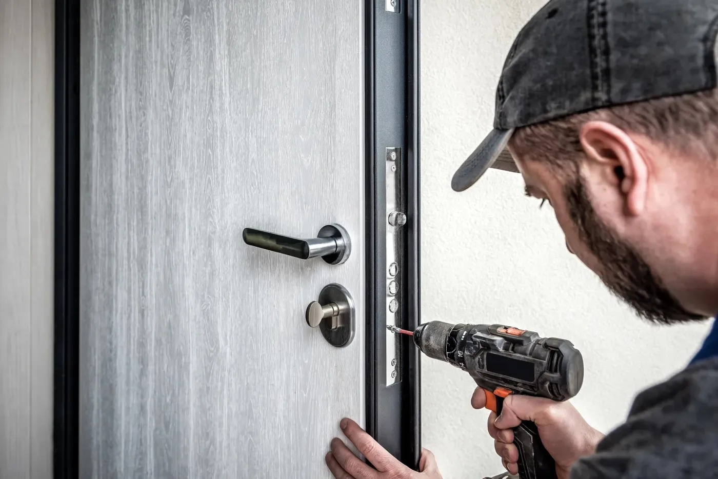 Serrurier indépendant intervenant sur une porte de maison à Magny-les-Hameaux (78114)
