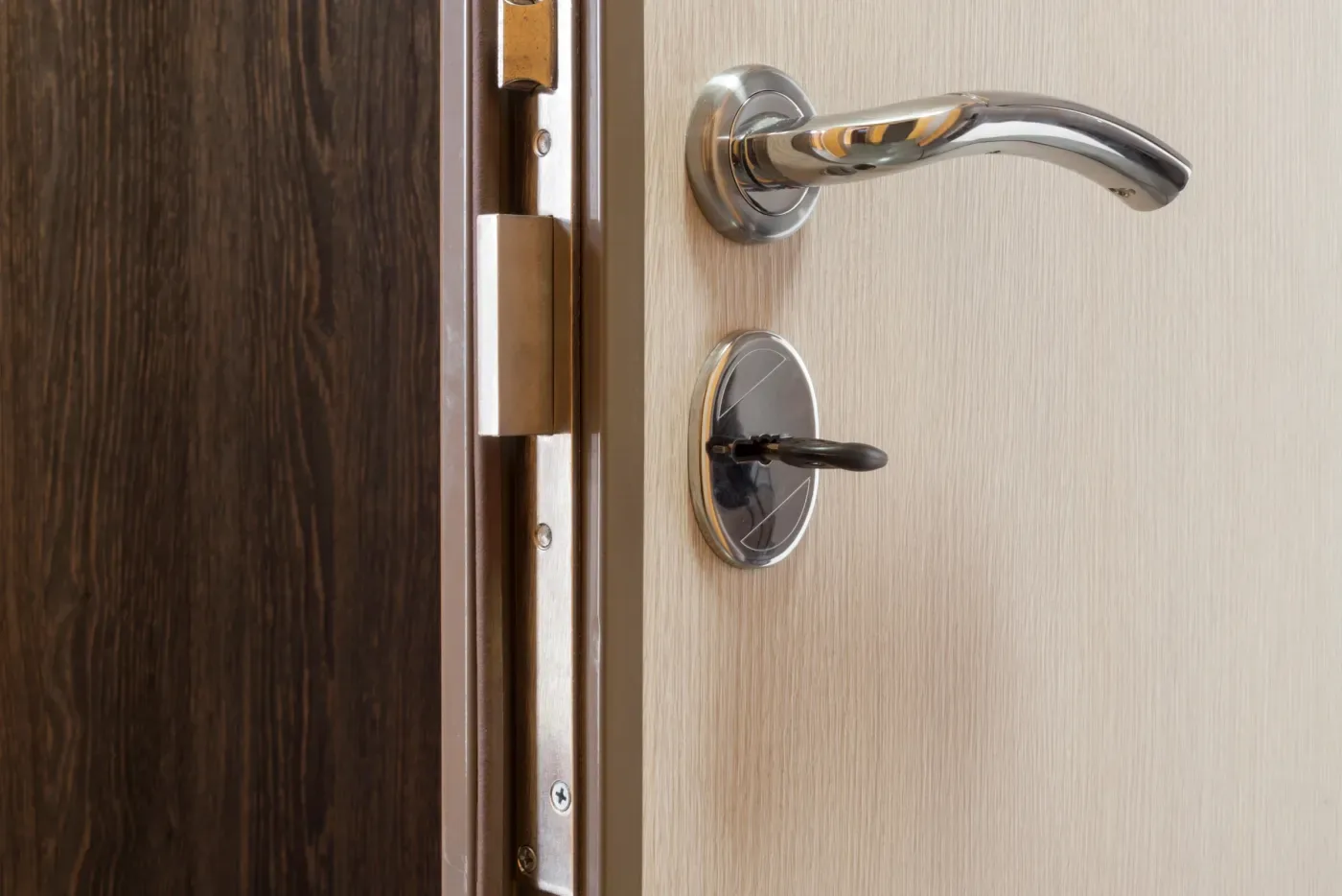 Installation d'une serrure de sûreté sur une porte dans les Yvelines